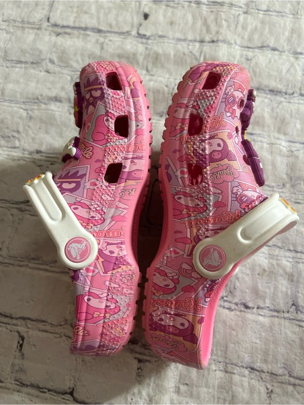 HELLO KITTY AND FRIENDS PINK CROCS ALL-OVER SANDRIO CHARACTERS & JIBBITZ CHARMS